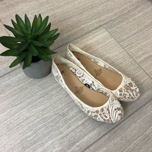 Women’s cream/white lace flats size 7.